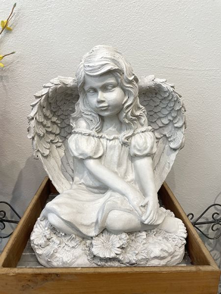 Angel Sitting #1096